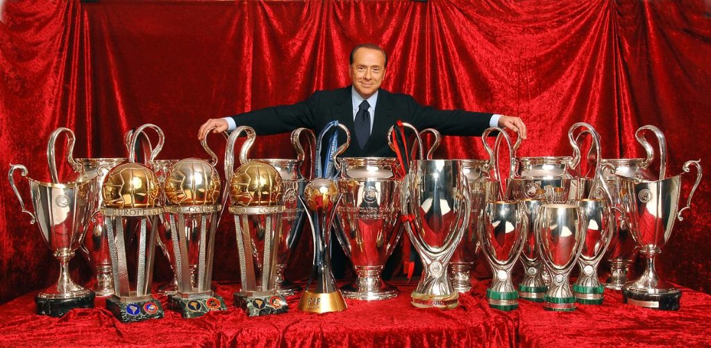simostu9's tweet photo. Noi siamo la storia, il fascino, il prestigio.Tanti auguri vecchio Diavolo Rossonero! #116 https://t.co/bwJ5U2PN3M