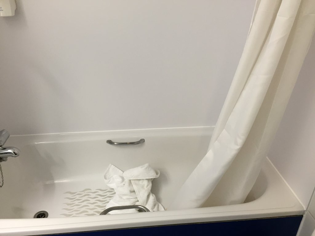 70chicks's tweet photo. Travelogue east India dock. Room left unserviced for 2 days. https://t.co/bDR7V9cnKO