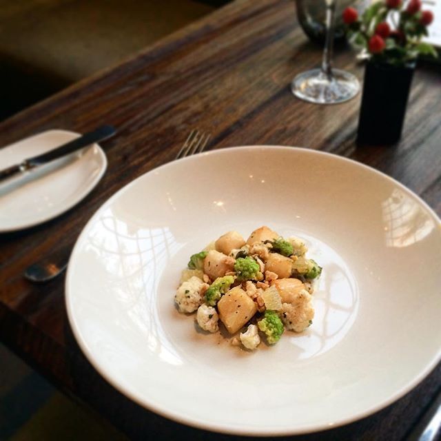 New on our #TastingMenu! #NantucketBayScallops and cauliflower. Pairs delightfully with <a href="/bansheewines/">Banshee Wines</a> chardonnay.