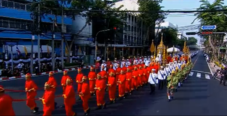 ktnewsonline's tweet image. ริ้วขบวนพระอิสริยยศ เข้าถนนเลียบคลองผดุงกรุงเกษม ขณะผ่านแยกสะพานขาว #NOW26  now26.tv