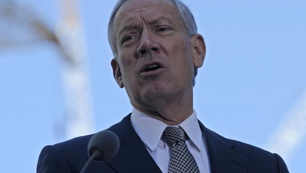 CBSPolitics's tweet photo. "Donald Trump is the no-nothing candidate of 2015" -- @GovernorPataki https://t.co/ABk9S3x5Jz #GOPdebate https://t.co/gjYRye9A1i