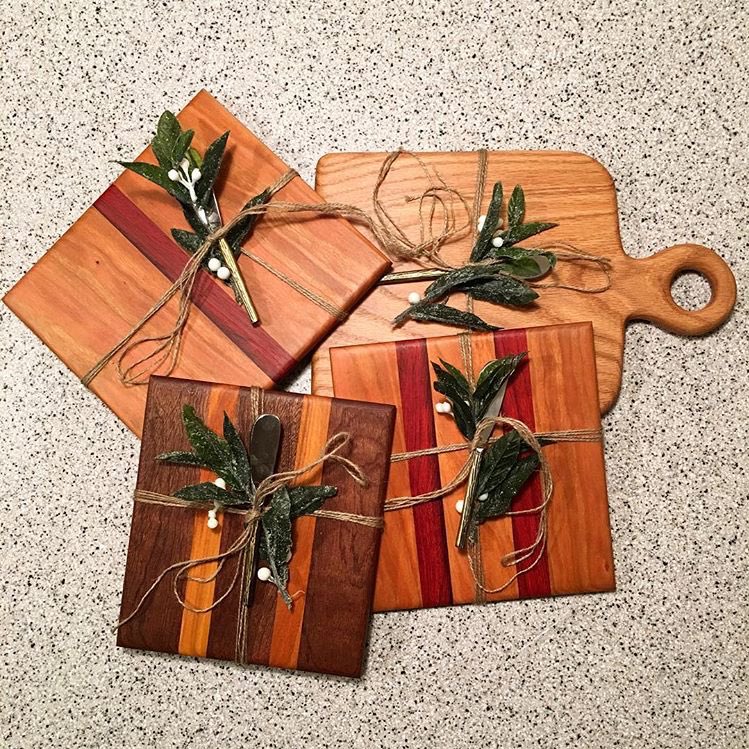 ColeGoniaArt's tweet photo. Last minute gift ideas? Small cheese boards with a metal knife included for $30. Hand carved wooden knives for $10. https://t.co/5nFYFoeLhX