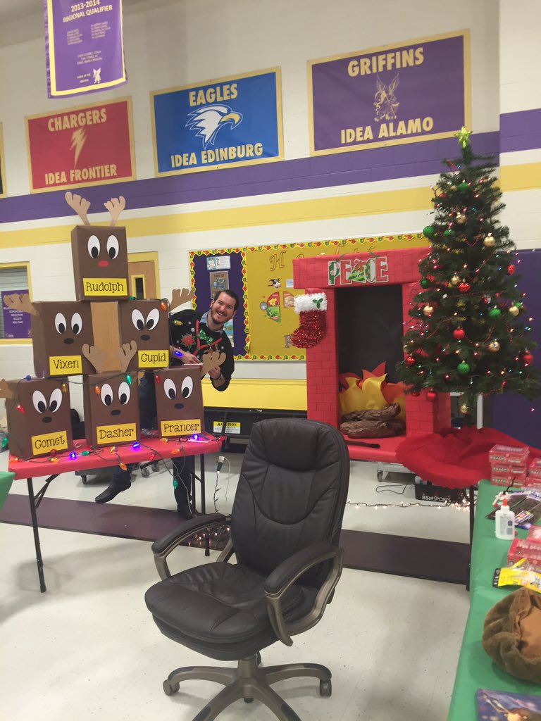 IDEAAcAlamo's tweet photo. Christmas Literacy Night! @joanngama @IDEA_jill https://t.co/d0ckUqHQdh