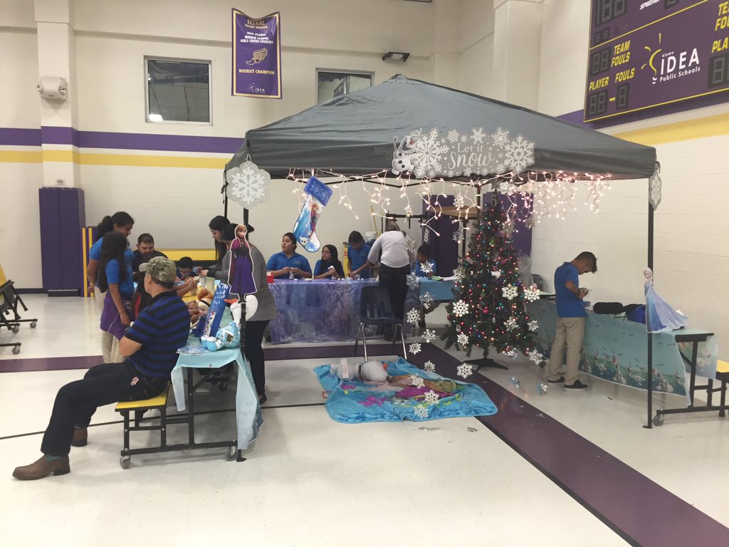 IDEAAcAlamo's tweet photo. Christmas Literacy Night! @joanngama @IDEA_jill https://t.co/d0ckUqHQdh