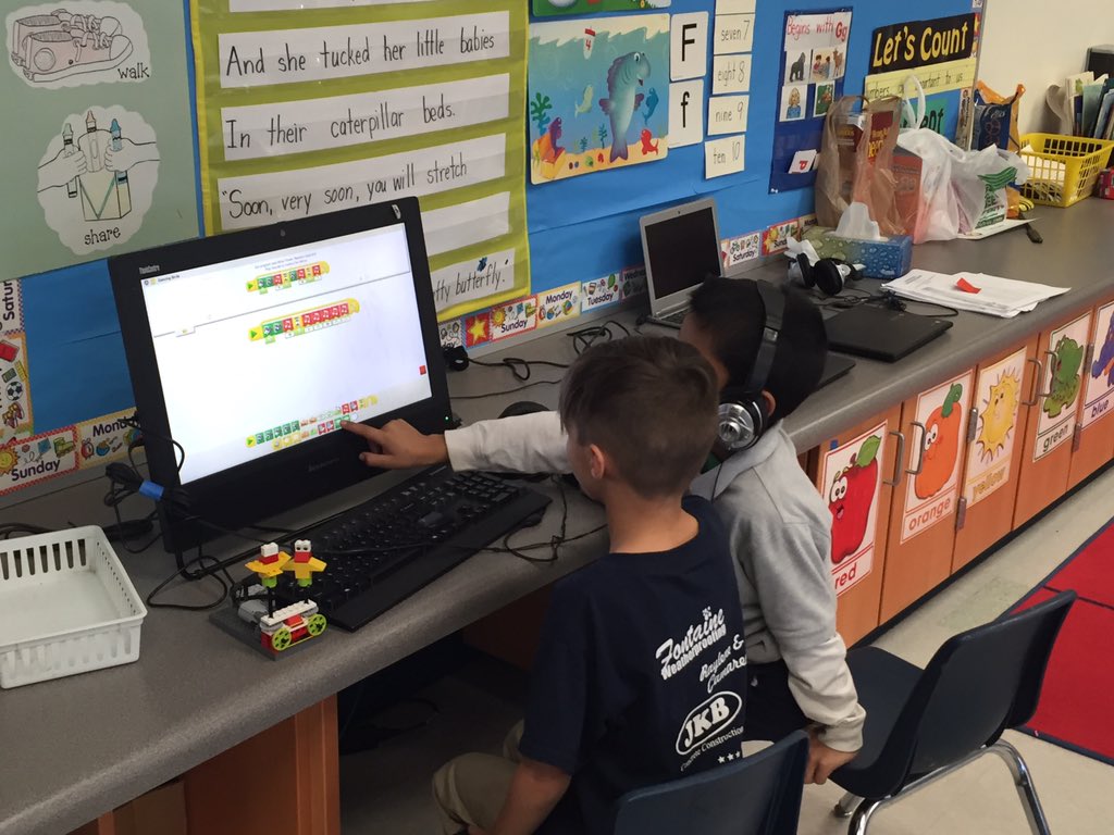 OUSDSycamore's tweet image. Mrs. Bender helps Sycamore 2nd & 3rd graders learn computer programming with LegoBots! #BeyondHourofCode #STEM