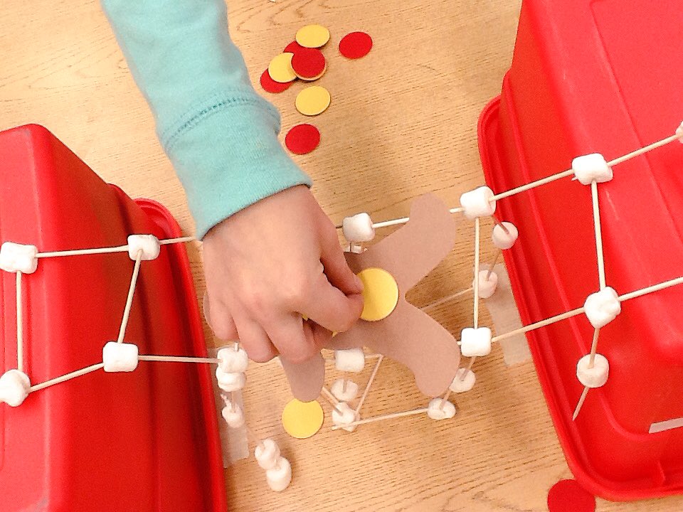 SS_Gr1's tweet photo. It's Gingerbread time! Miss Christophersen's class build bridges to get the gingerbread men across the river! #stem https://t.co/ZhBhHMGRjL