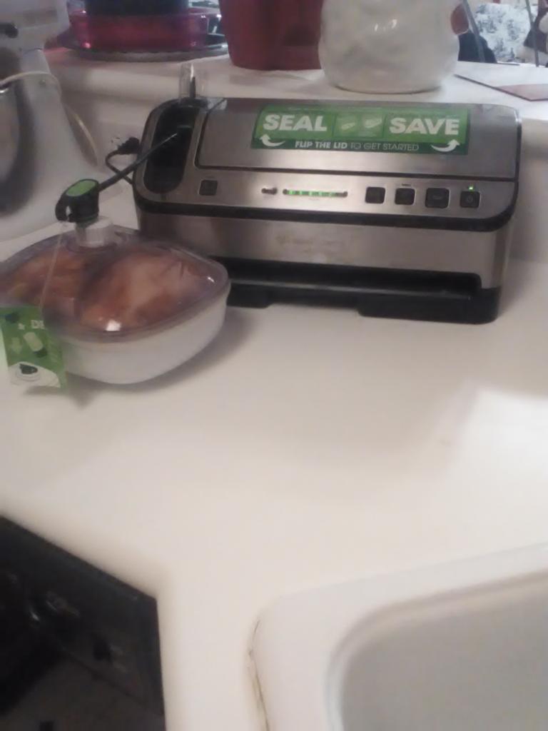 TheMomffice's tweet photo. We quick marinating over hehr. #quickdinner #momlife https://t.co/vtZvlSPRrO