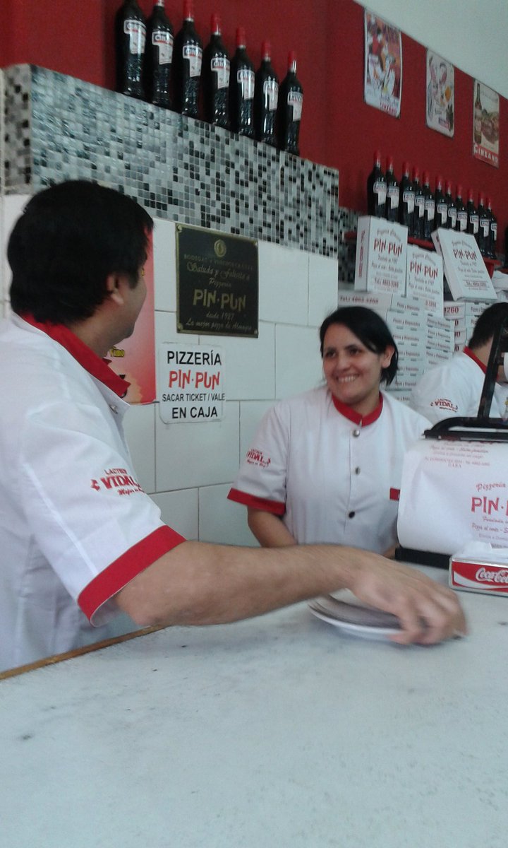 ProyectoPizzaBA's tweet photo. Los empleados de Pin Pun aman la pizza tanto como nosotros. #PizzaBA #AmamosLaPizza #PizzeriaPinPun #Pizza https://t.co/GXnajQkhsy