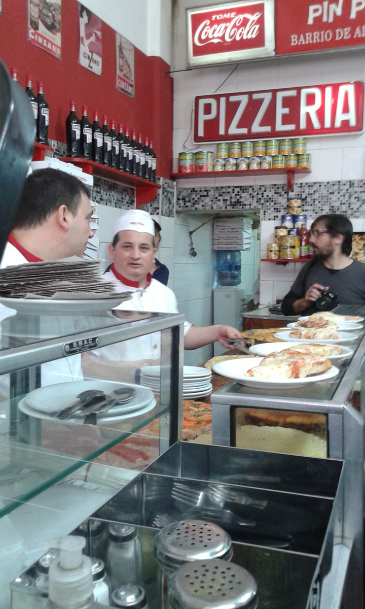 ProyectoPizzaBA's tweet photo. Los empleados de Pin Pun aman la pizza tanto como nosotros. #PizzaBA #AmamosLaPizza #PizzeriaPinPun #Pizza https://t.co/GXnajQkhsy