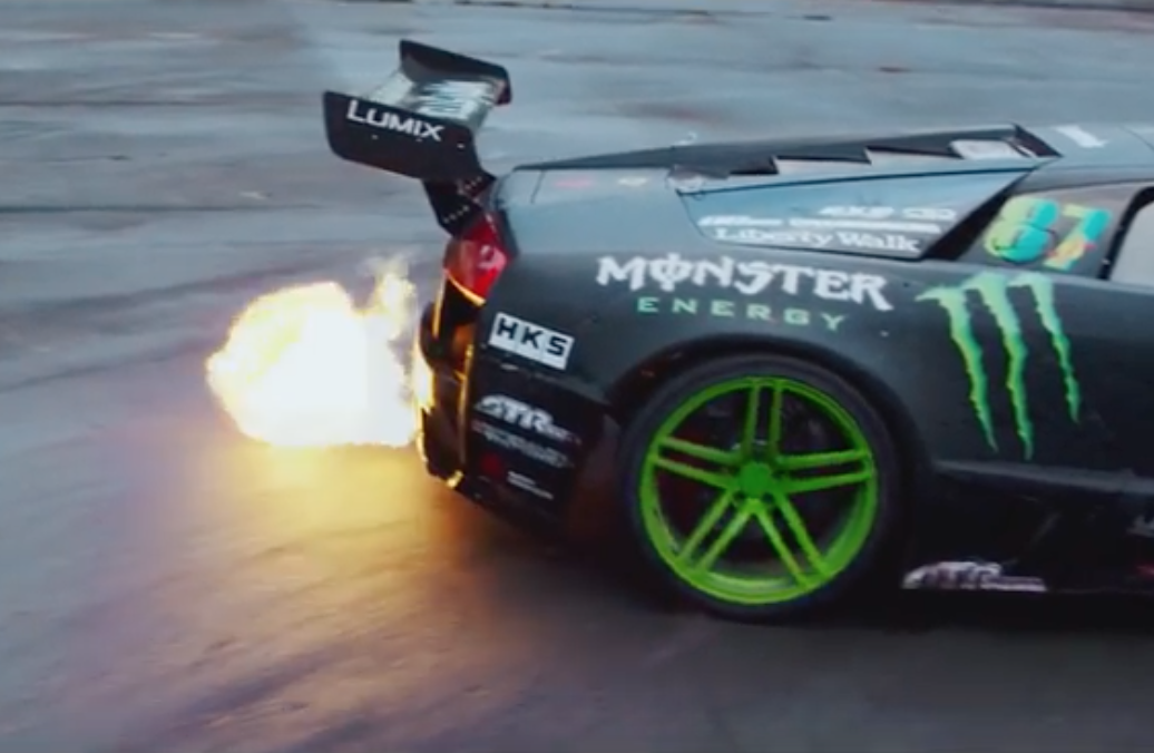 CarWaffle's tweet photo. This #Lamborghini Murciélago vs #Ford Mustang drift battle is frigging insane https://t.co/UOq7UvQLwo https://t.co/rv4ckr0xSP