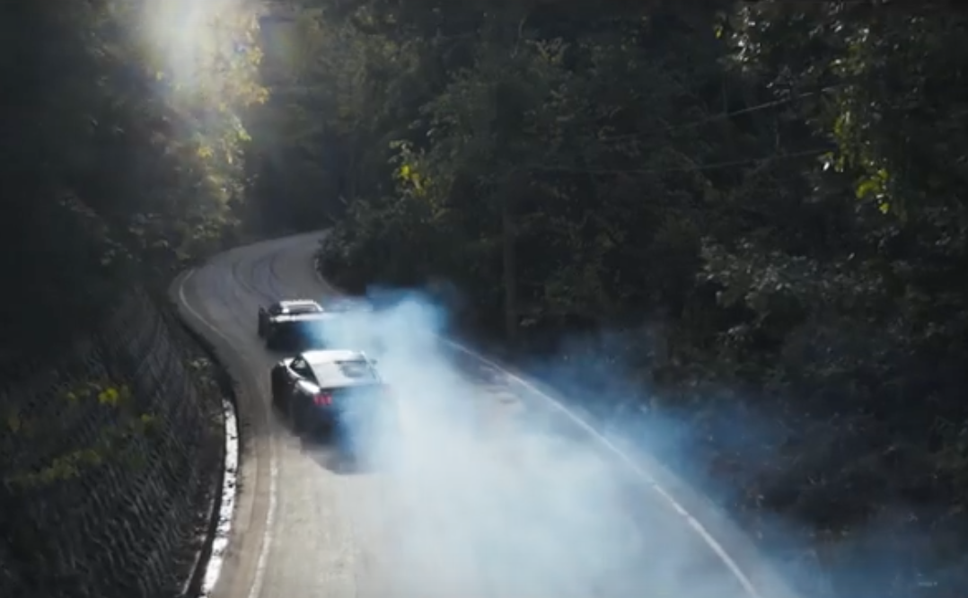 CarWaffle's tweet photo. This #Lamborghini Murciélago vs #Ford Mustang drift battle is frigging insane https://t.co/UOq7UvQLwo https://t.co/rv4ckr0xSP
