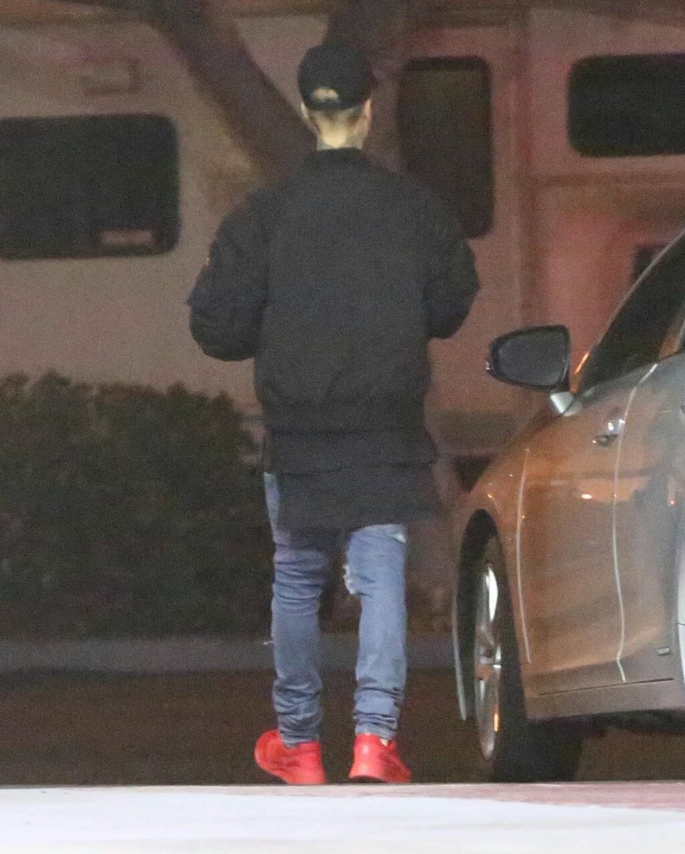 JustinCrewESP's tweet photo. Deciembre 14: Justin en una gasolinera en Los Angeles {4/5} https://t.co/yCwmYePTHl