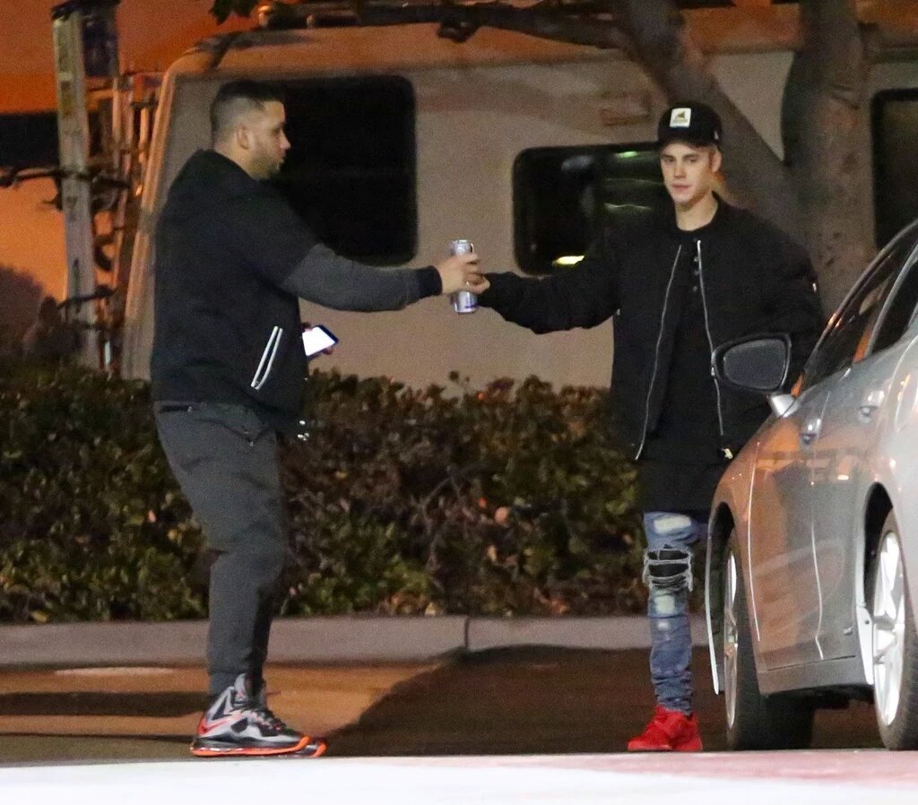 JustinCrewESP's tweet photo. Deciembre 14: Justin en una gasolinera en Los Angeles {4/5} https://t.co/yCwmYePTHl