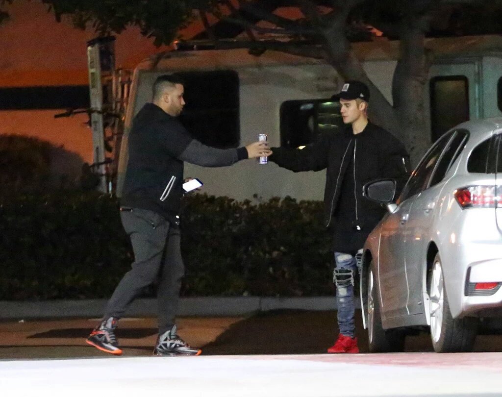 JustinCrewESP's tweet photo. Deciembre 14: Justin en una gasolinera en Los Angeles {4/5} https://t.co/yCwmYePTHl