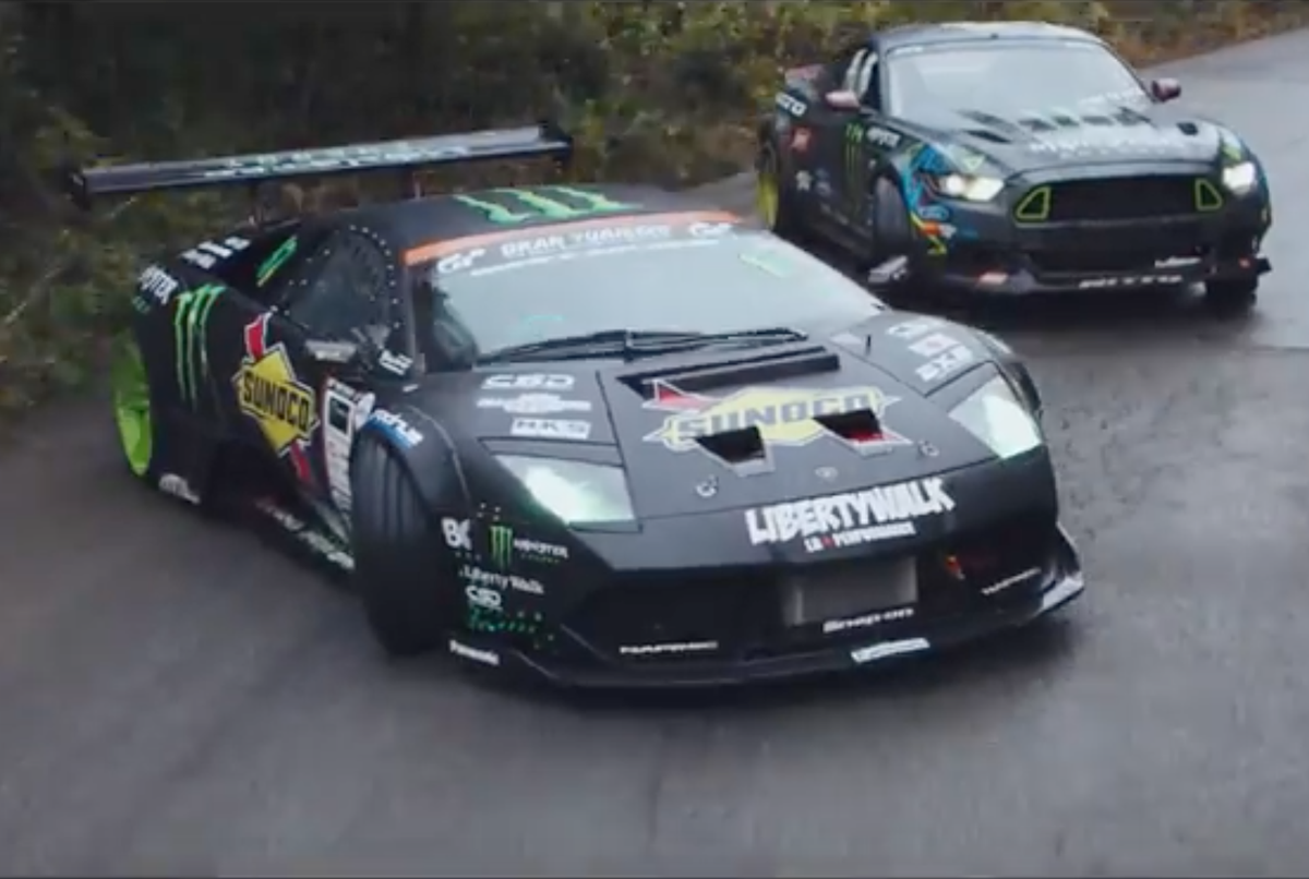 CarWaffle's tweet photo. This #Lamborghini Murciélago vs #Ford Mustang drift battle is frigging insane https://t.co/UOq7UvQLwo https://t.co/rv4ckr0xSP