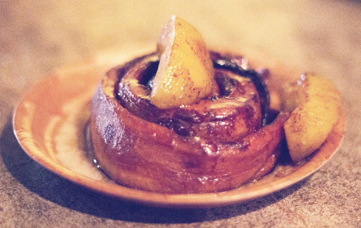 wenonalodge's tweet image. Umm - yeah, that's a candied-bacon cinnamon roll with maple-cream drizzle..! #whaaaa #pigcandy #delish @porkninjason