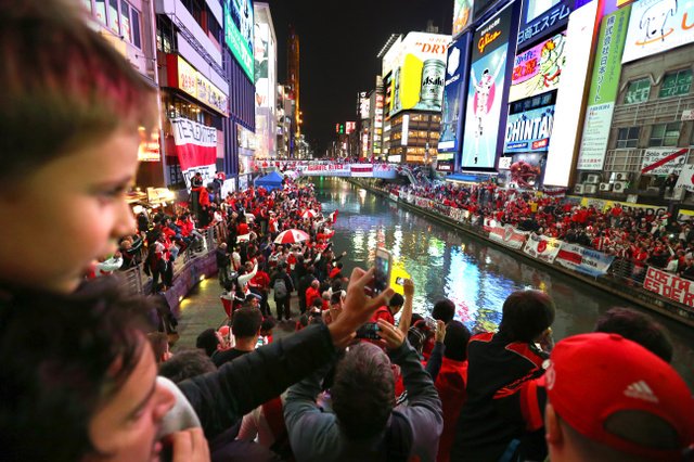 熱いリバープレートのサポーターは マナーもきっちりしていました 今夜 クラブｗ杯で広島と戦います 広 サッカー南米王者ファンミナミ占拠 きちんとゴミ拾いも 朝日新聞サッカー担当 Scoopnest