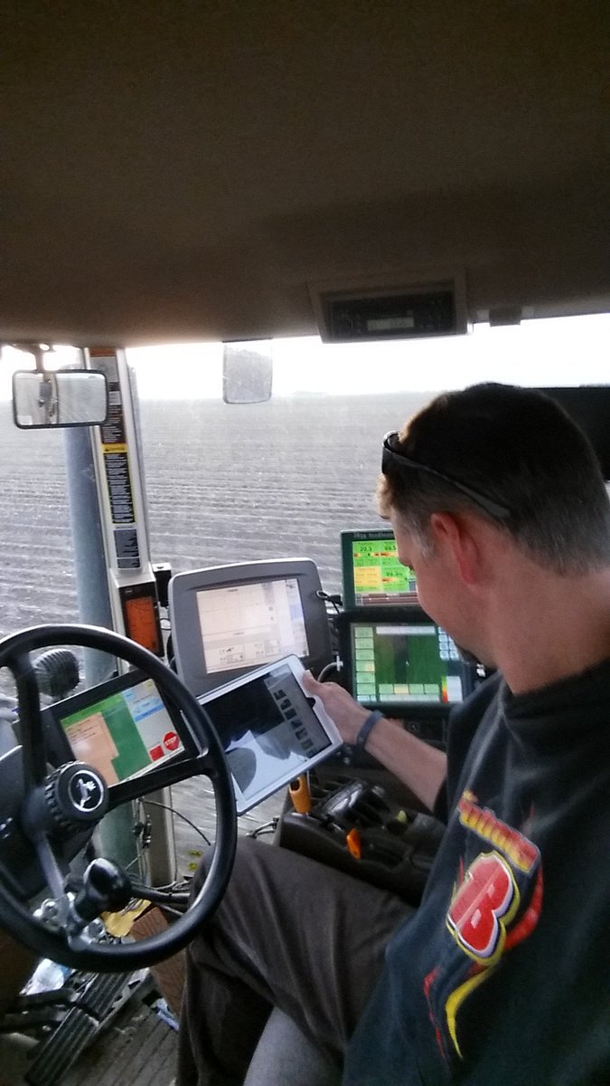 LEAADFarms's tweet image. Moar monitors. #plant15
