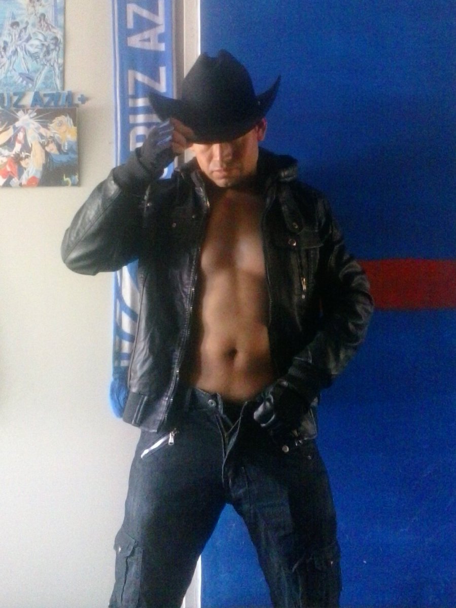 EMMANUEL_VG's tweet photo. Hace mucho q no me tomaba fotos de #Cowboy van una p fotos de perfil y como dije ya se nota mi trabajo del #Gym https://t.co/e8uF9Eg19c