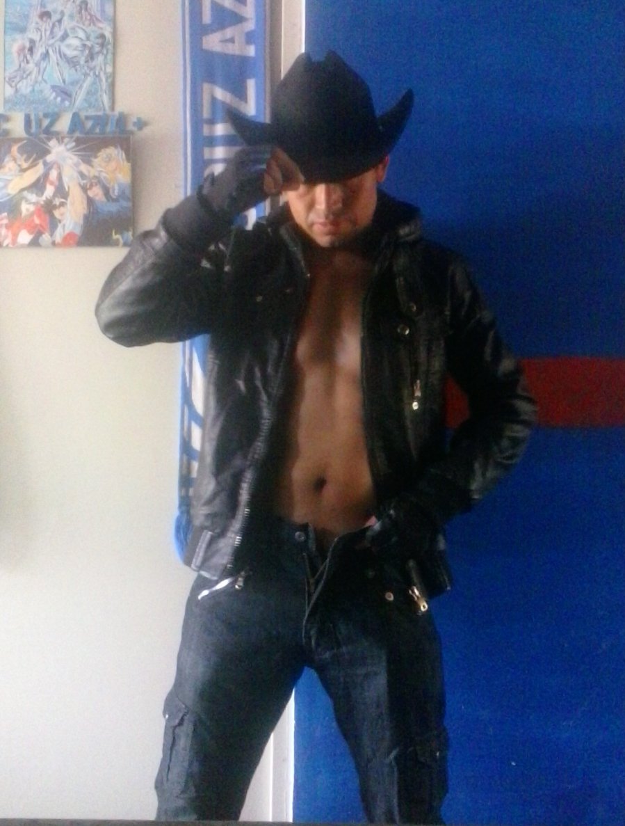 EMMANUEL_VG's tweet photo. Hace mucho q no me tomaba fotos de #Cowboy van una p fotos de perfil y como dije ya se nota mi trabajo del #Gym https://t.co/e8uF9Eg19c