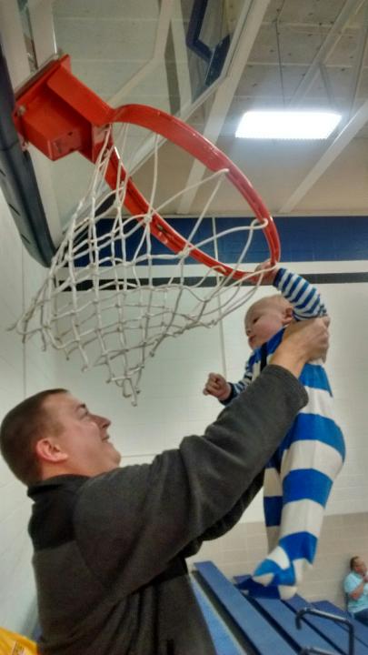 T1gerhwk's tweet photo. @Aaron_White30 our son trying to be the next Aaron white. #onehandedslam https://t.co/Ojd0IkPheE