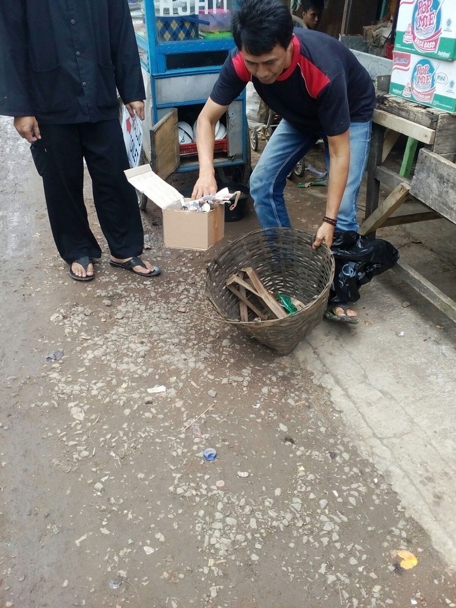 GPSbdg's tweet photo. #GPSpasar di #PasarCihapit. Yuk bantu jaga kebersihan pasar dgn gak nyampah sembarangan #PasarSAE cc: @se_bdg https://t.co/sSk1E7dN6S