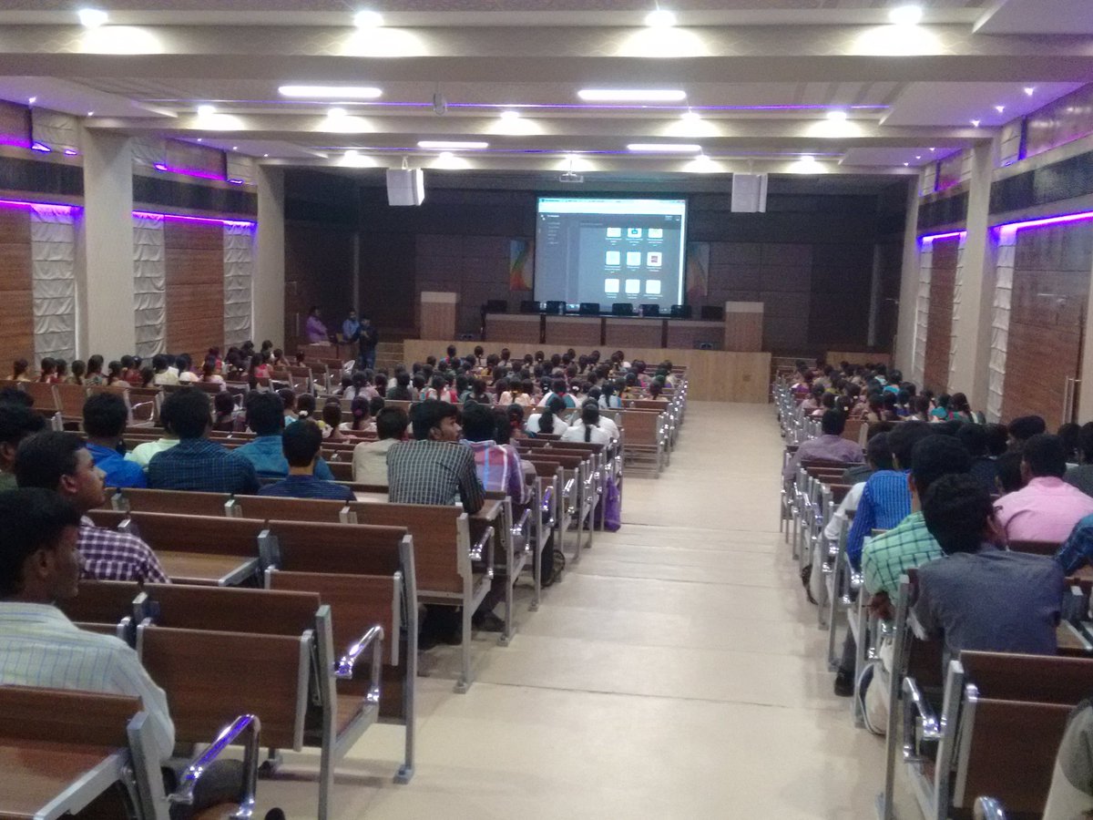 SachinKumarRS1's tweet photo. Interns talking on #bluemix n @ibm_tgmc for a crowd of 300 @KncetPlacement @joelgeovillan @er_kalaiarasan https://t.co/oRcAXh2ZSs
