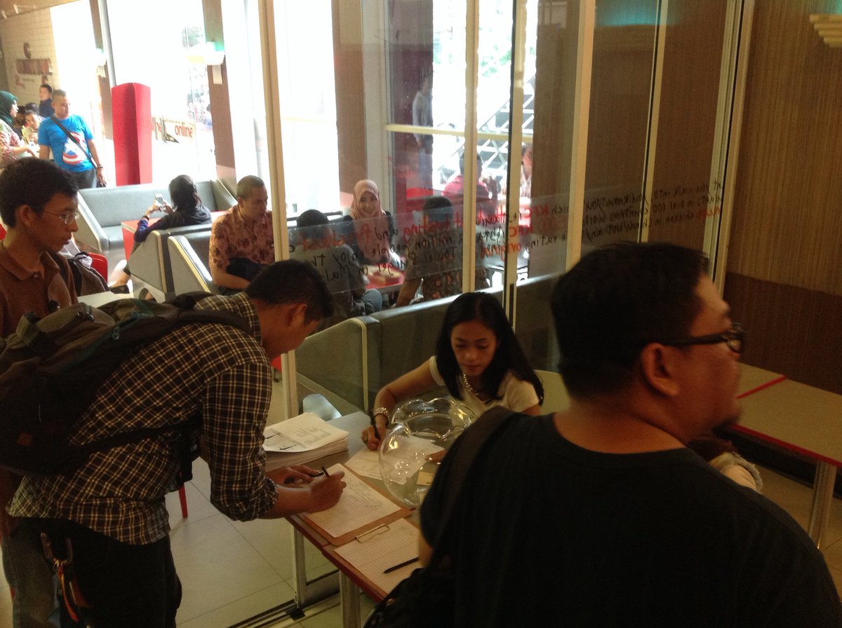 KFC Indonesia (Jagonya Ayam!)🔥 (@kfcindonesia) on Twitter photo Para tamu undangan acara presscon & launching <a href="/ONCEmkl/">Once Mekel</a> "INTRINSIK" sudah mulai berdatangan di KFC Kemang Para tamu undangan acara presscon & launching <a href="/ONCEmkl/">Once Mekel</a> "INTRINSIK" sudah mulai berdatangan di KFC Kemang