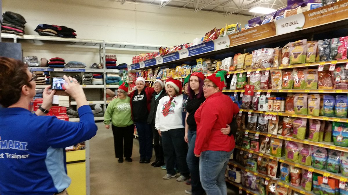Samula91's tweet image. Carolers singing Christmas songs at Petsmart # petsmart219 @petsmart219 # Christmas # petsmart