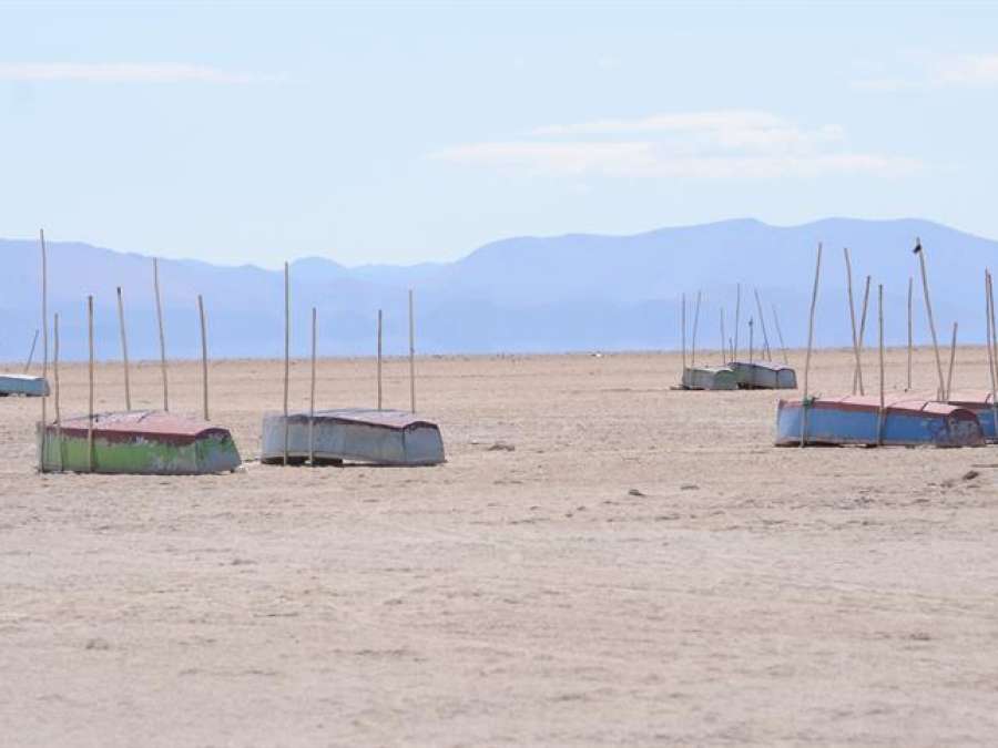 A3Noticias's tweet photo. El segundo lago más grande de Bolivia se convierte en un desierto https://t.co/kEKbmmm5TS https://t.co/xXtJ1Vv0Tx