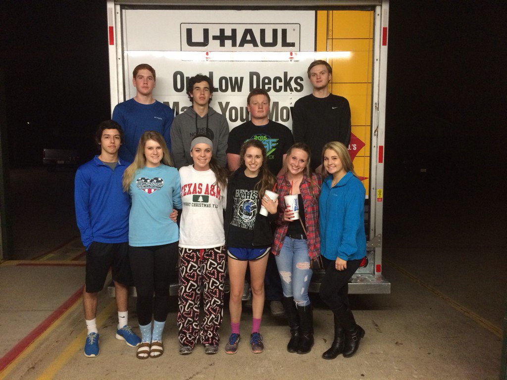 Community4h's tweet photo. Unloading December grocery truck to assist with community outreach. #community4hserves https://t.co/LakraJ11H3