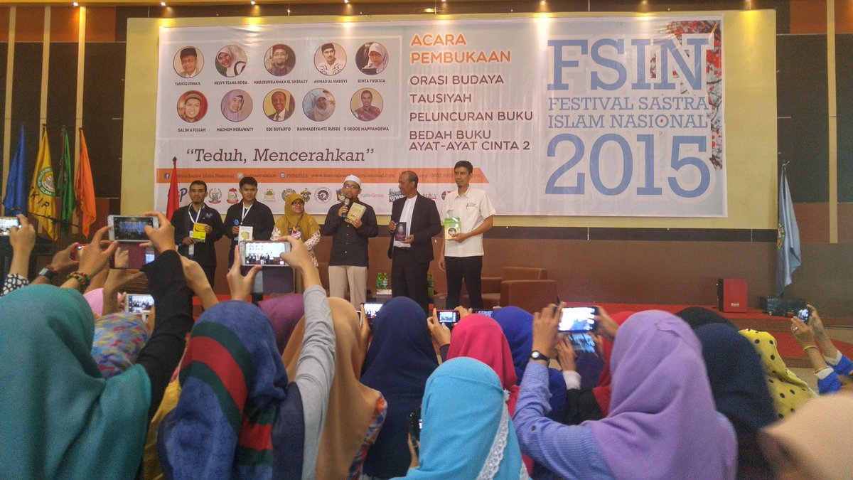 helvy's tweet photo. Peluncuran buku #Ayat2Cinta2 @h_elshirazy &amp; buku2 lain hari ini #FestivalSastraIslamNasional #FSIN di Makassar https://t.co/e6ozNDD8DJ
