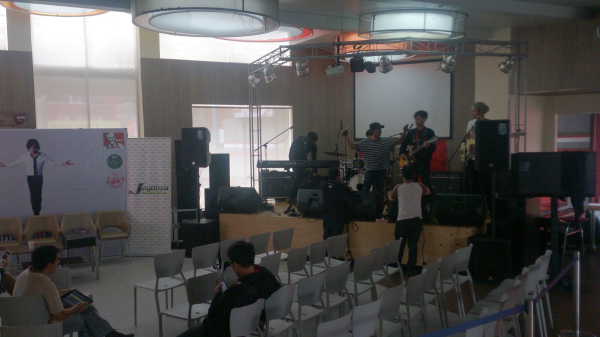 Jagonya_Musik's tweet photo. Check Sound dan Alat Sdng di lakukan oleh crew band @ONCEmkl ayoguyz jgn smpai ketinggalan y hari ini Di KFC Kemang https://t.co/Z2TUmfrCAC