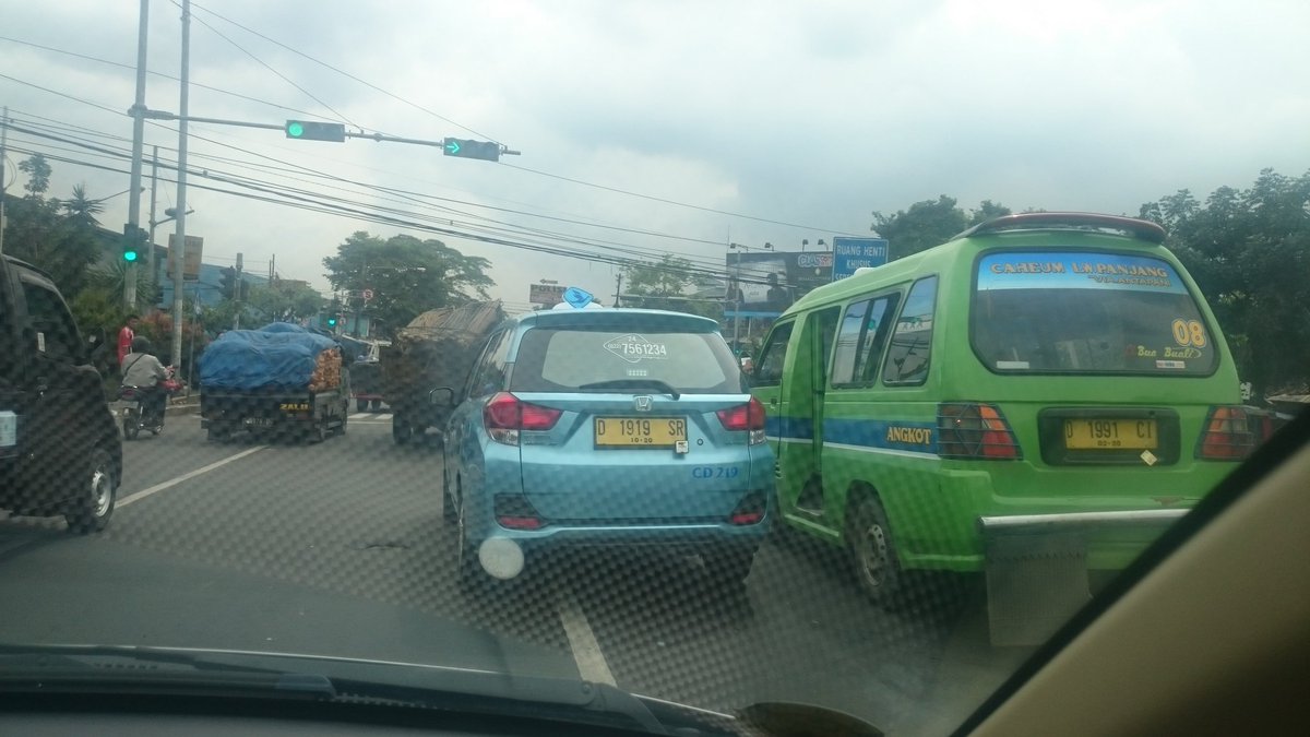 infobdg's tweet photo. #suaraBDG via @yustianata : tak aya perubahan 08 masih ngetem di lampu merah, walo lampu sudah ijo cc @ridwankamil https://t.co/mvYUcXrdMG