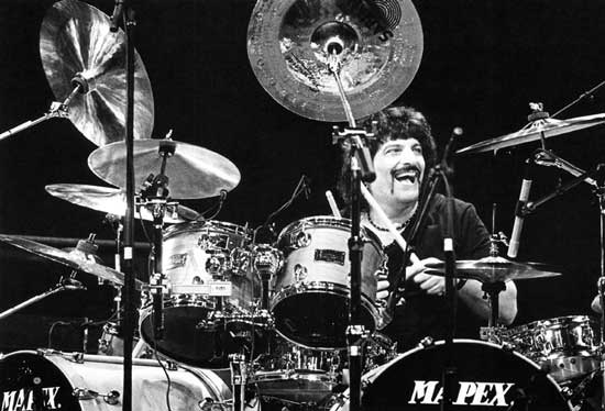 ¡Arriba las baquetas! Hoy cumple 69 años Carmine Appice y en le cantamos el happy birthday... 