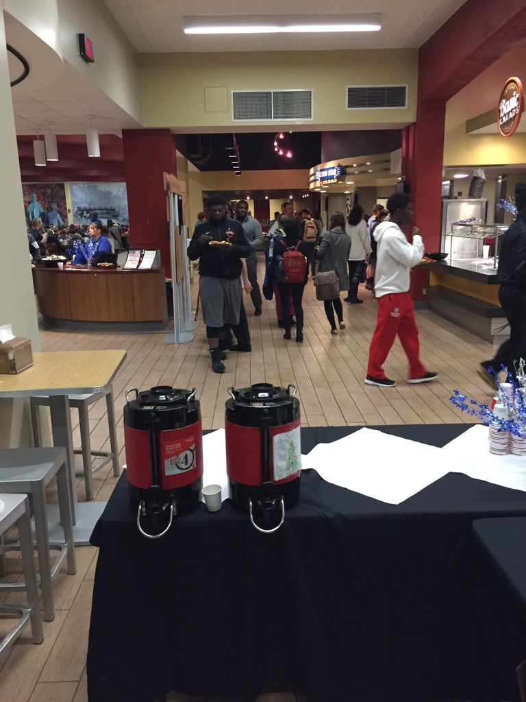 sbuxman's tweet photo. Free coffee at midnight study breakfast at Carthage College #neabs https://t.co/RNNwzGwMOt