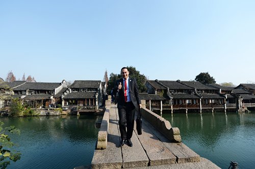 XinhuaChinese's tweet photo. 12月16日，浙江烏鎮迎來第二屆 #世界互聯網大會 。中外嘉賓齊聚烏鎮，討論全球互聯網議題，為這座千年古鎮帶來了別樣的活力。#WIC2015 https://t.co/kF8ejkg06d