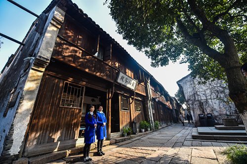 XinhuaChinese's tweet photo. 12月16日，浙江烏鎮迎來第二屆 #世界互聯網大會 。中外嘉賓齊聚烏鎮，討論全球互聯網議題，為這座千年古鎮帶來了別樣的活力。#WIC2015 https://t.co/kF8ejkg06d
