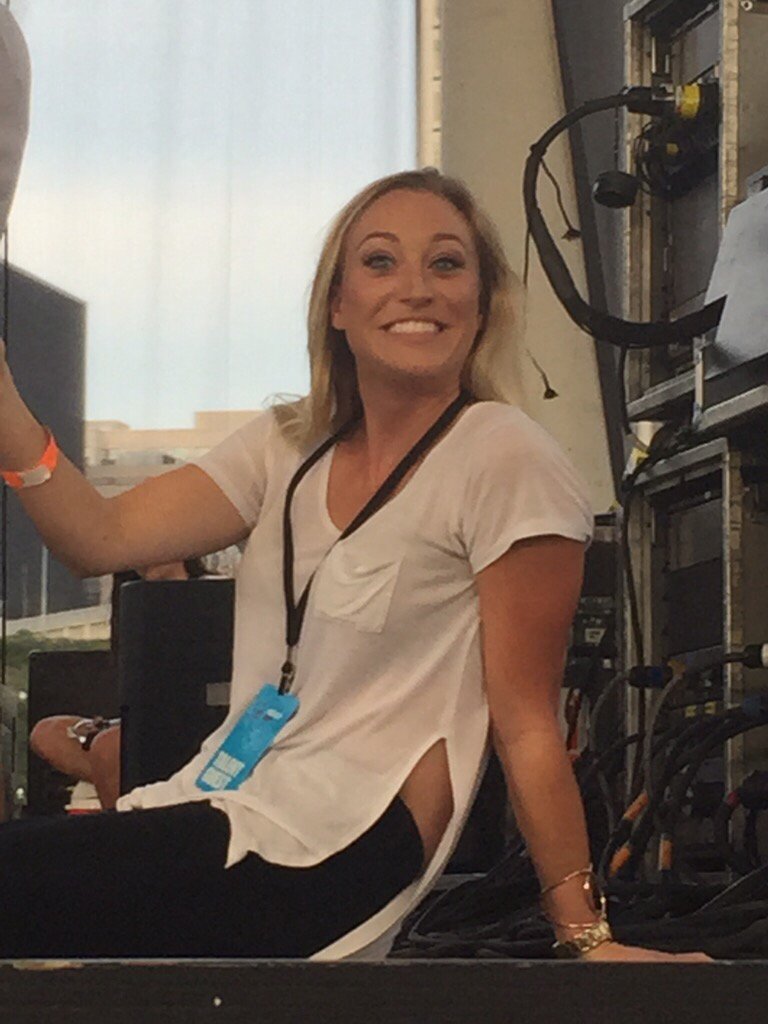 imemilyelaine's tweet photo. The beautiful @emily_wilk π didn't officially meet, but I saw her a lot and she waved to me π #digifestCLV https://t.co/kbVEPRman3