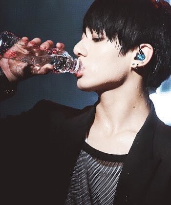 ট ইট র 린 このグク見て 自分もペットボトルで飲み物飲むときこの飲み方にしようって思ったんやけど 笑笑 みんなは思わないのかな 笑笑笑笑 T Co Tefokjyhpj