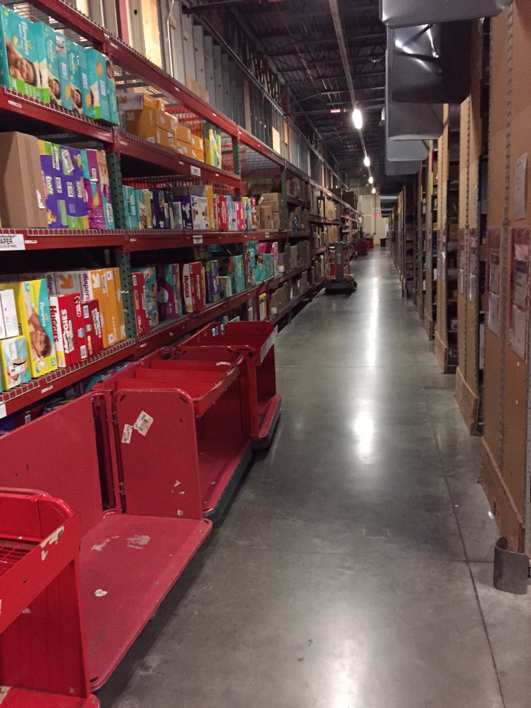 lewmeg2's tweet photo. Is it December 14th? This backroom looks amazing! https://t.co/CaVdNLrZfb