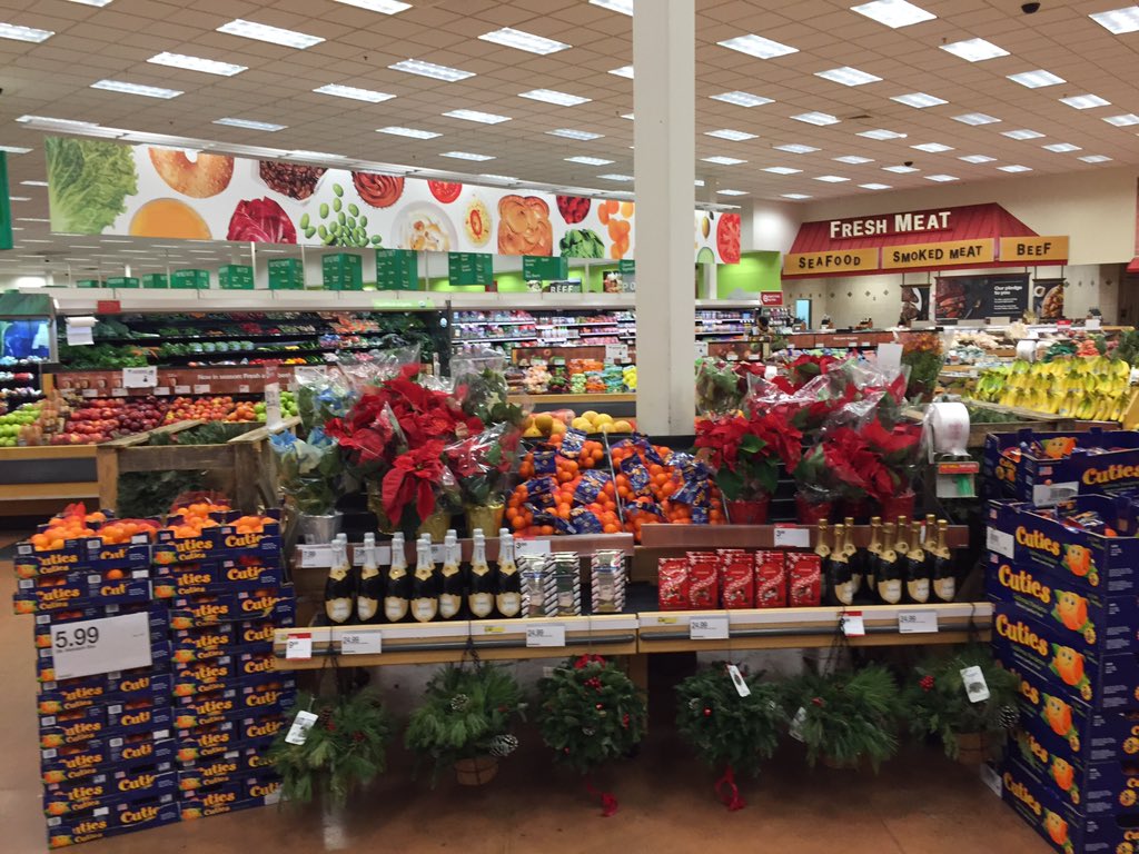 lewmeg2's tweet photo. Ready for Christmas in Grocery! #freshandfull @detroitswan @ContrucciJoe @TargetDeidi https://t.co/aIrIu4cOJr
