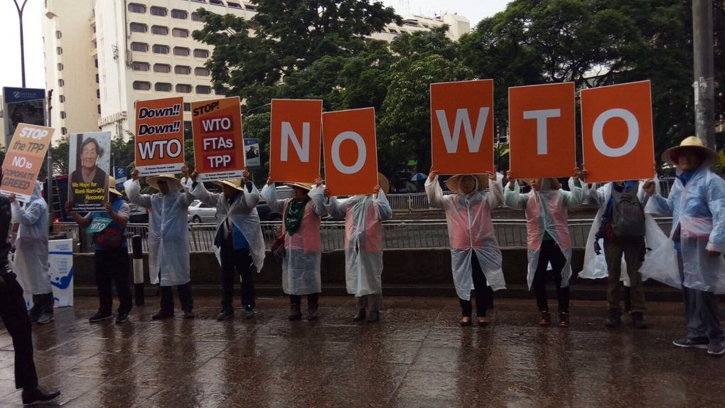 NationFmKE's tweet photo. Protesters against @wto near Tom Mboya monument, Nairobi. #WTO2015 
@JimmiGathu @MumbiKenya 

#SOTNKe https://t.co/5oxgRq2ROG