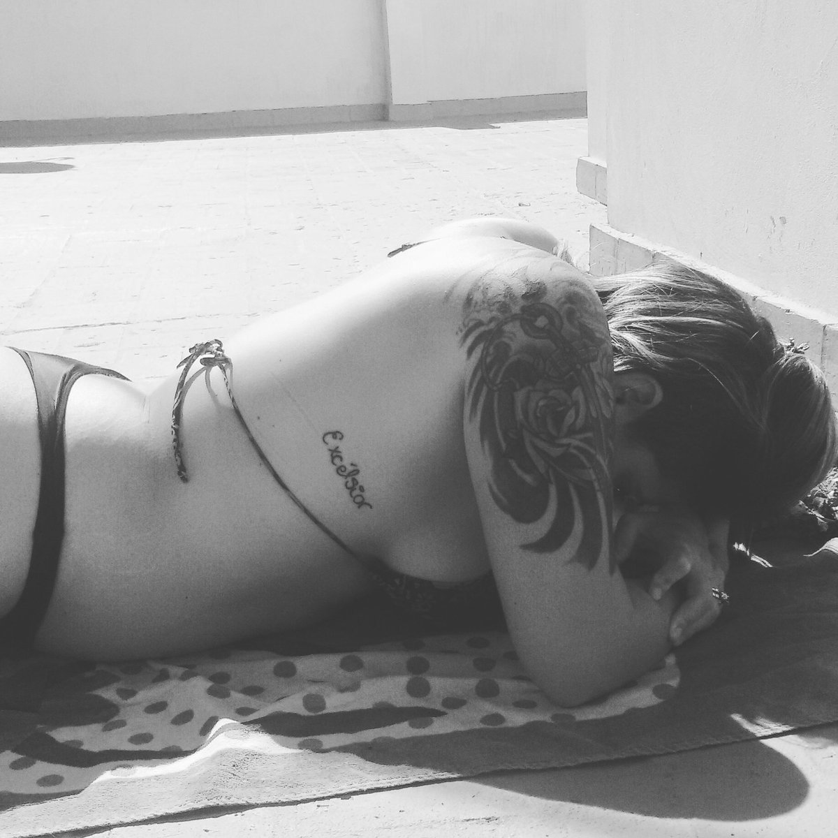 _20amanda's tweet photo. arte plasmada en piel. sol plasmado en piel. piel que es amor.. https://t.co/nkvNpjX3Sq