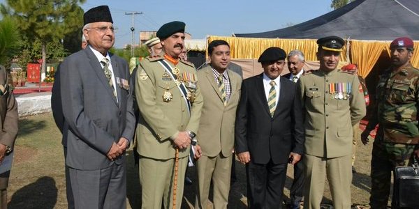 KingKhanRealtor's tweet photo. Pic of the Day! 
Great Officers, Courageous Leaders &amp; Determined Commanders
#ArmyChief #TrafficChief @shoaib_khurram https://t.co/pstOTb5voI