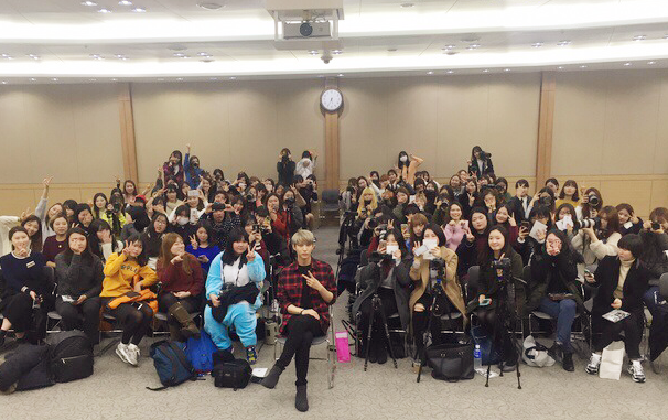 RealVIXX's tweet photo. 나는 로빅이다. ��늘 대구 팬싸인회 미션으로 별빛요원들과 함께 사진을 촬영한 #레오 요원이다. https://t.co/xdRkmk6Ort
