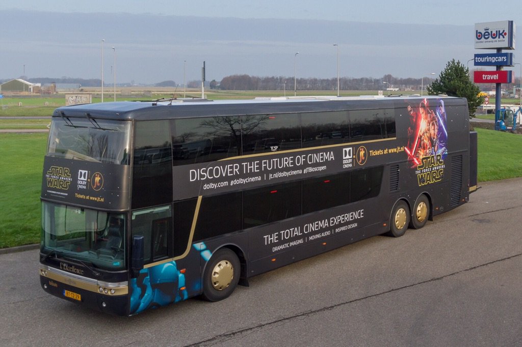 Bij grootse, spraakmakende première van #TheForceAwakens  hoort grootse #StarWars bus. Heel gaaf, <a href="/jtbioscopen/">JTBioscopen</a> !