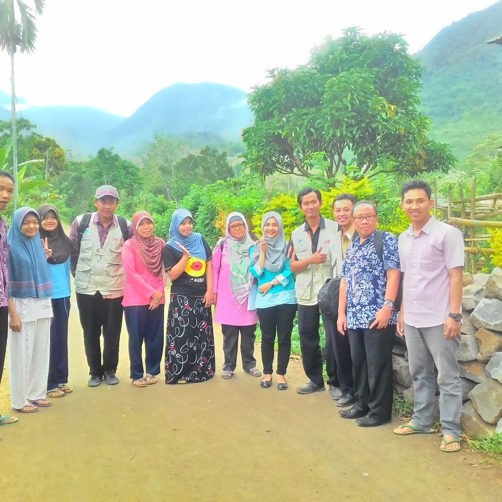 deflsamsul01's tweet photo. Alhamdulillah dapat kunjungan dari Kemdikbud dalam rangka monev GGD Kabupaten Manggarai, Menyusul tim monev SM-3T. https://t.co/sMJGU97SjP