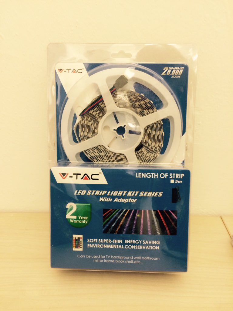 LedonArchi's tweet photo. Oggi scontato vi offriamo il kit RGB composto da: 
1. striscia RGB 5 metri 
2. Trafo 60w 
3. Telecomando https://t.co/ih57tRO71U