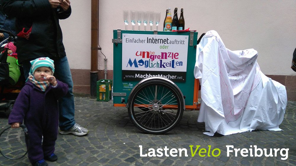 Warum nicht mit dem Lastenrad zur Hochzeit? So ein Velo macht sich wunderbar als mobile Sektbar vor dem Standesamt.